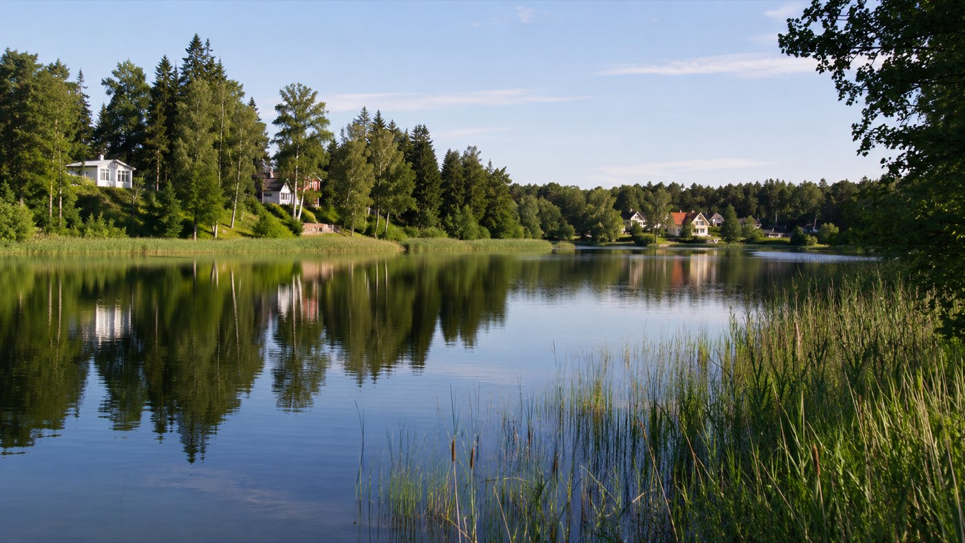Sjö omgiven av villor och grönska i Rönninge, Salems kommun